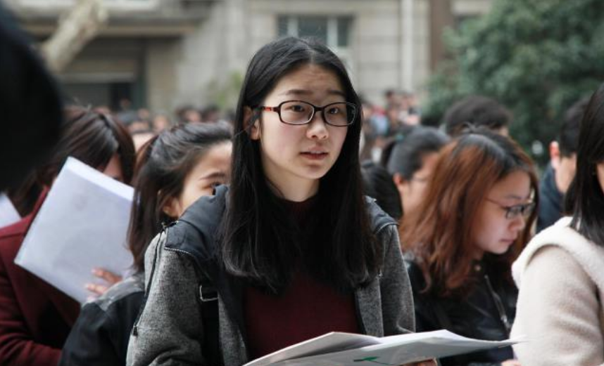 降维打击！新高考女生“完胜”男生，学霸性别论的天平向女生倾斜