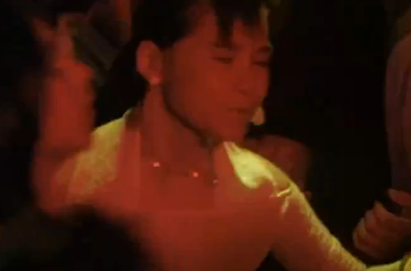 在这部1988年的老电影中，袁洁莹演女学生，林正英演警察