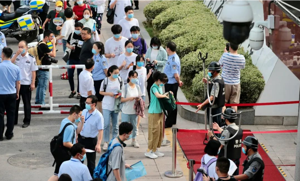 国内“考试难度”排行榜，高考竟无缘榜首，考研意外垫底