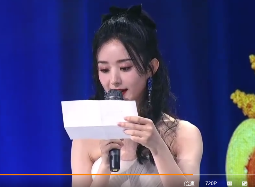 赵丽颖活动上收到粉丝信，现场读信泪汪汪，肉嘟嘟脸颊成焦点