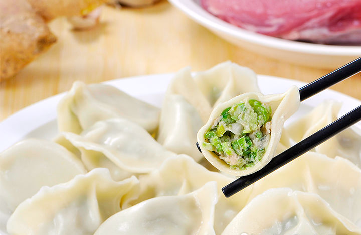 芹菜猪肉饺子，怎样调馅好吃？大厨教你小妙招，芹菜更绿，更入味