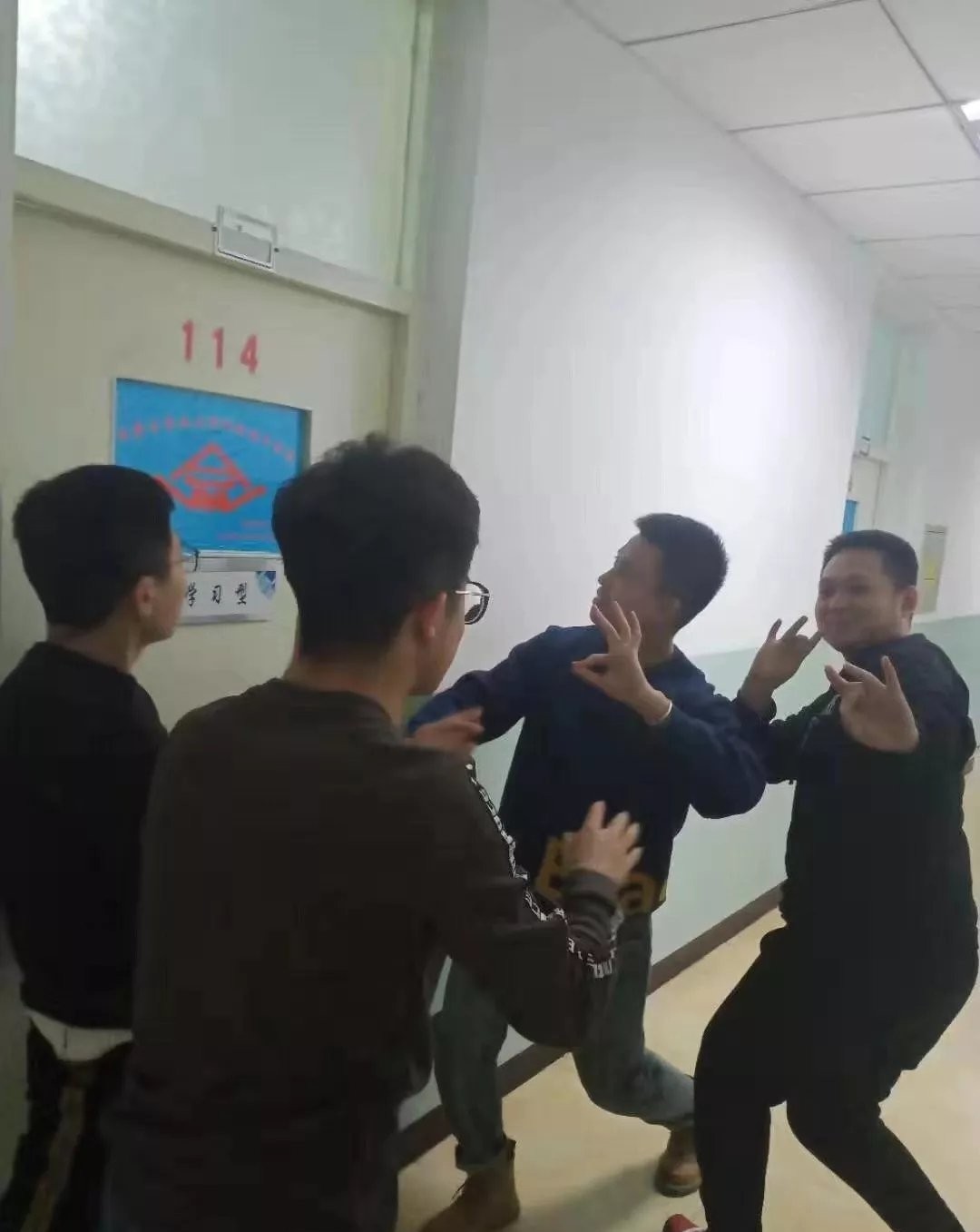 再也不讨厌查寝了，高校花式查寝的沙雕合集…