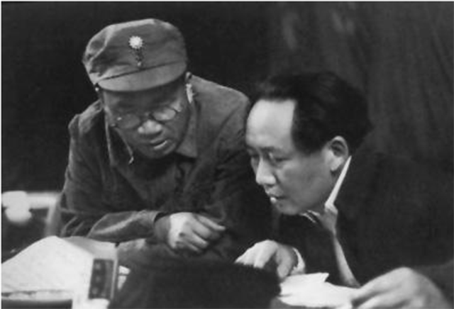 73年八大军区司令对调：王洪文2次点名许世友，许将茶杯狠狠一磕