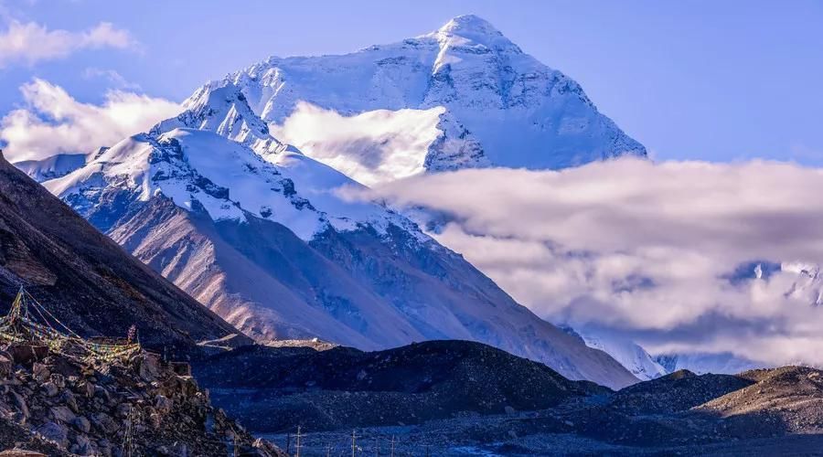 珠穆朗玛峰在哪个国家境内，珠穆朗玛峰位置地图