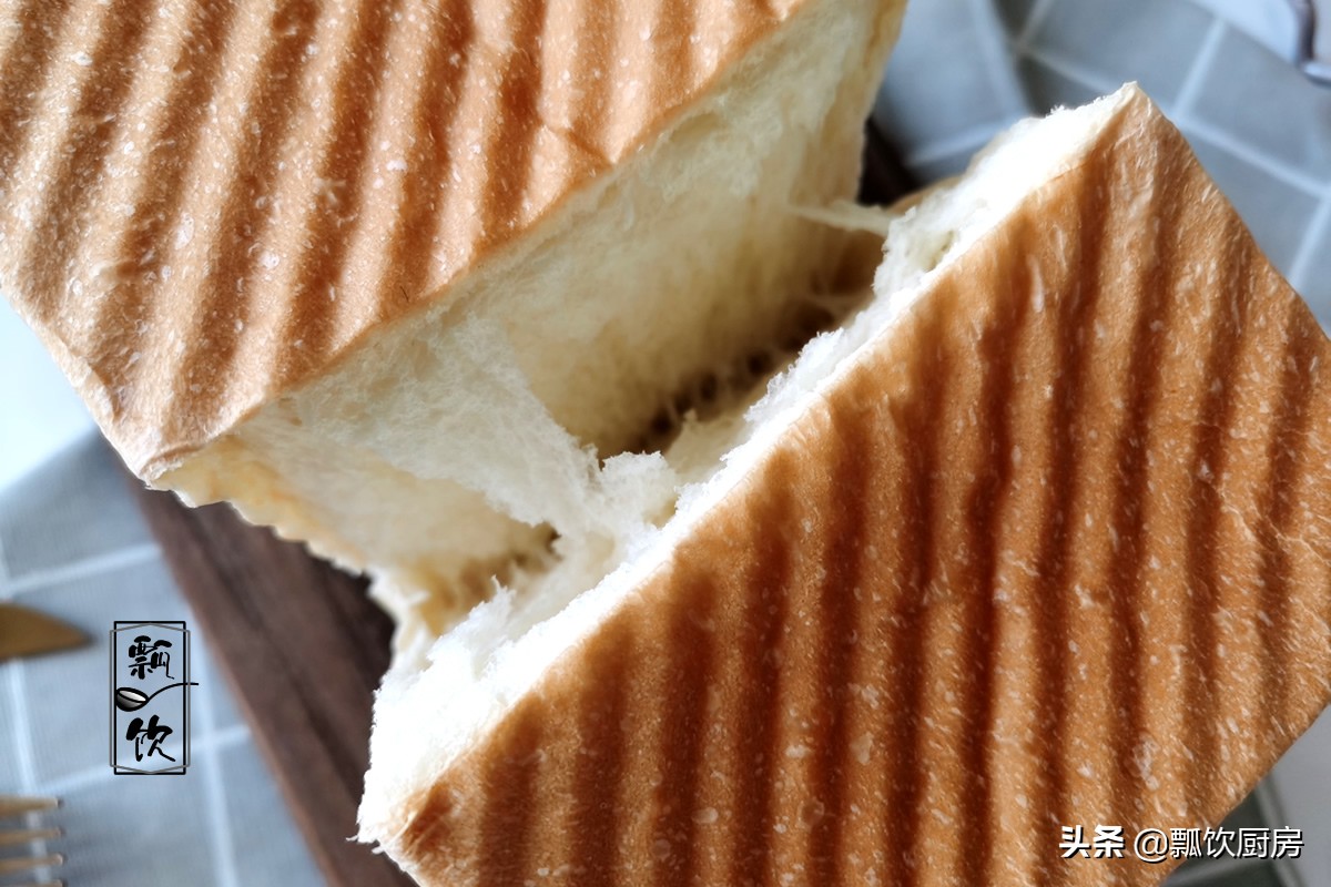 没有面包粉,普通面粉加这料调和,做出面包比买的还好,松软拉丝