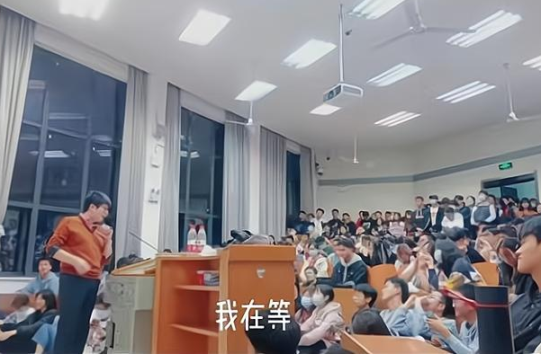 武汉大学的“恋爱公开课”，学生扒墙翻窗也要听，现场异常火爆