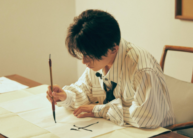 易烊千玺高考复习资料曝光，字迹清秀且工整，不愧是学生的榜样