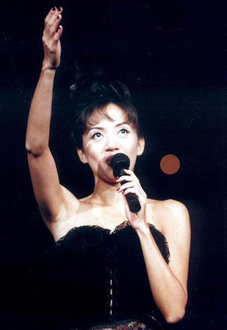 1992年5月4日午夜,黄朗维打梅艳芳一巴掌,第二天被砍成重伤遭灭口
