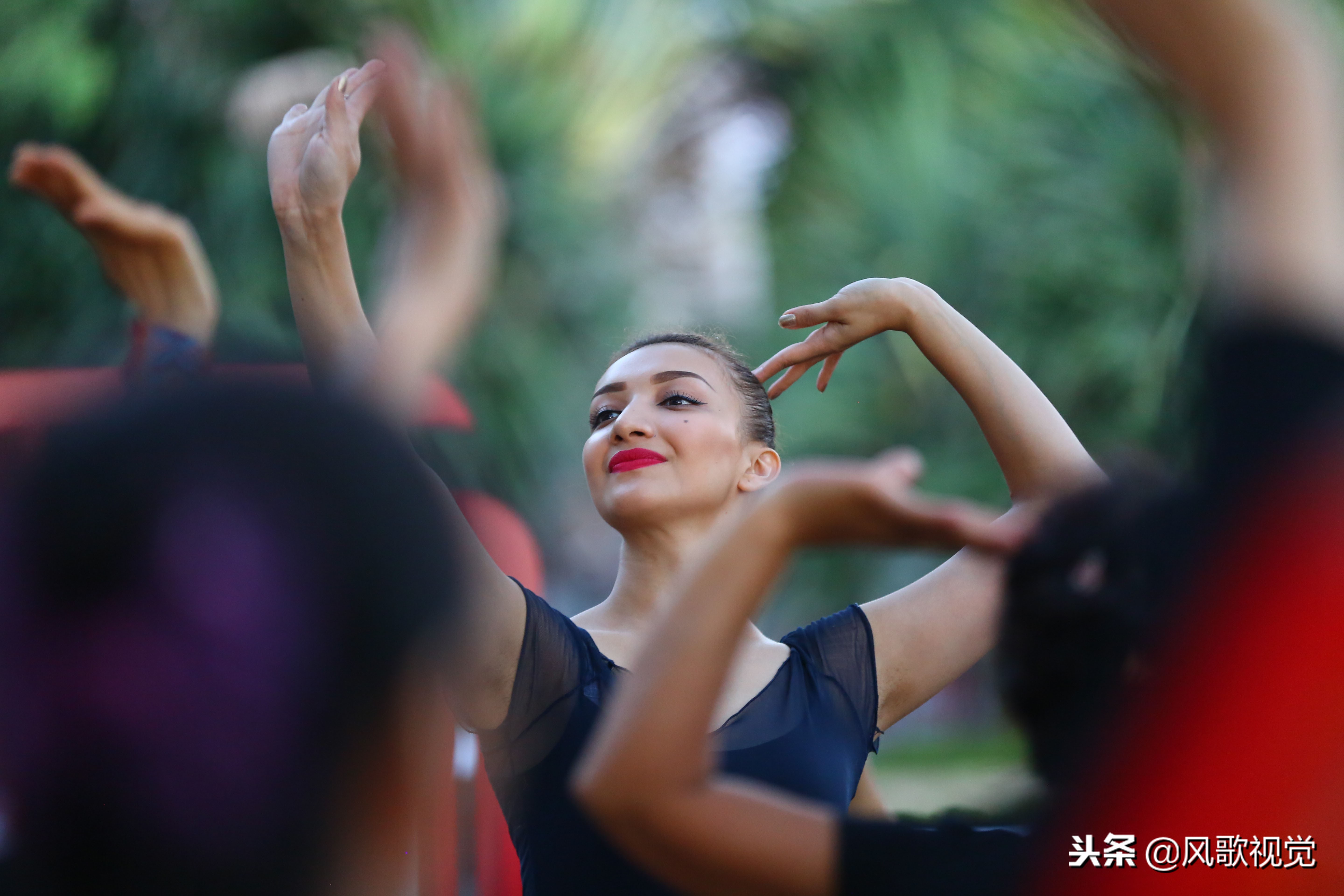 海风起，舞正跳，翩翩起舞，乐享椰风海韵，三亚旅游城的别样乐活