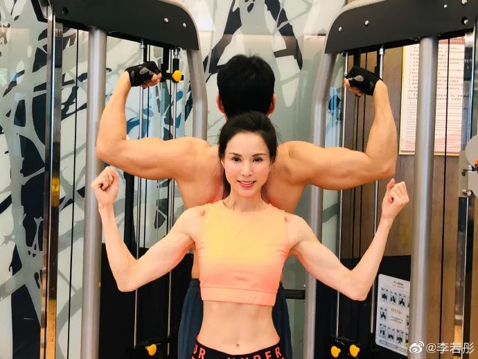 李若彤和張豐毅合體健身真惹眼，網友：兩人加起來120歲了