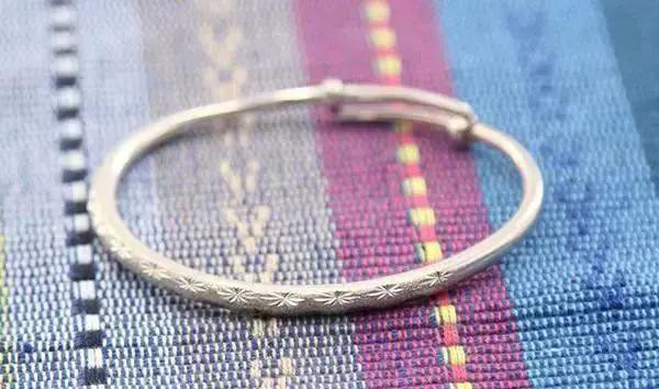 戴银手镯有讲究，佩戴银镯子有哪些禁忌？有些人是不能带的