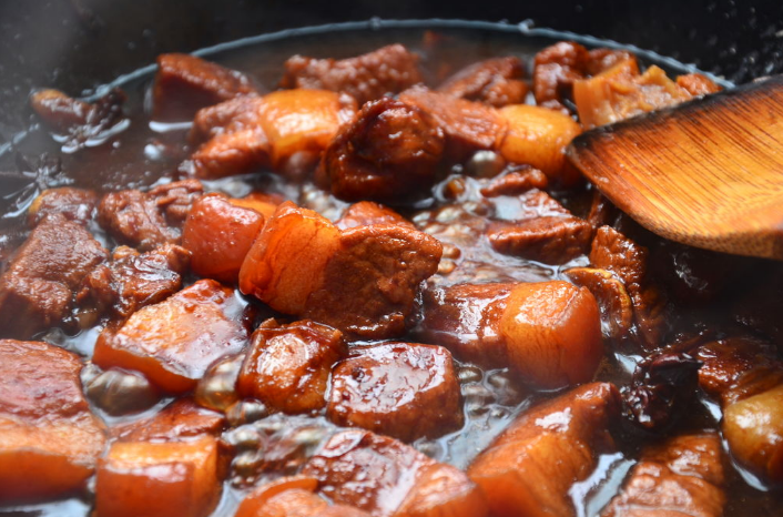 红烧肉怎么做才能软烂而不油腻（红烧肉美食烹饪教程）