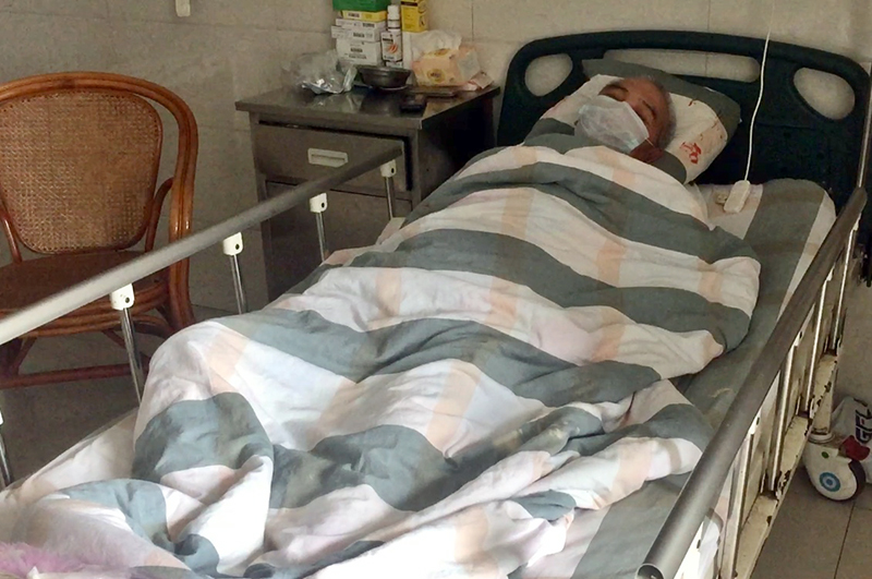 记者跑腿│新郑一工人被砸粉碎性骨折，欠2.6万医药费无着落