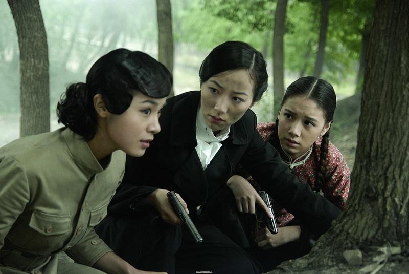 讲述了"军统十三钗"女子特别行动队以多种方式进行抗战活动,粉碎日军