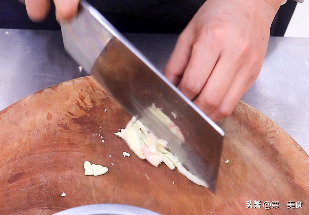 炸鸡裹粉是什么粉（教你脆皮鸡翅裹面粉关键秘方）