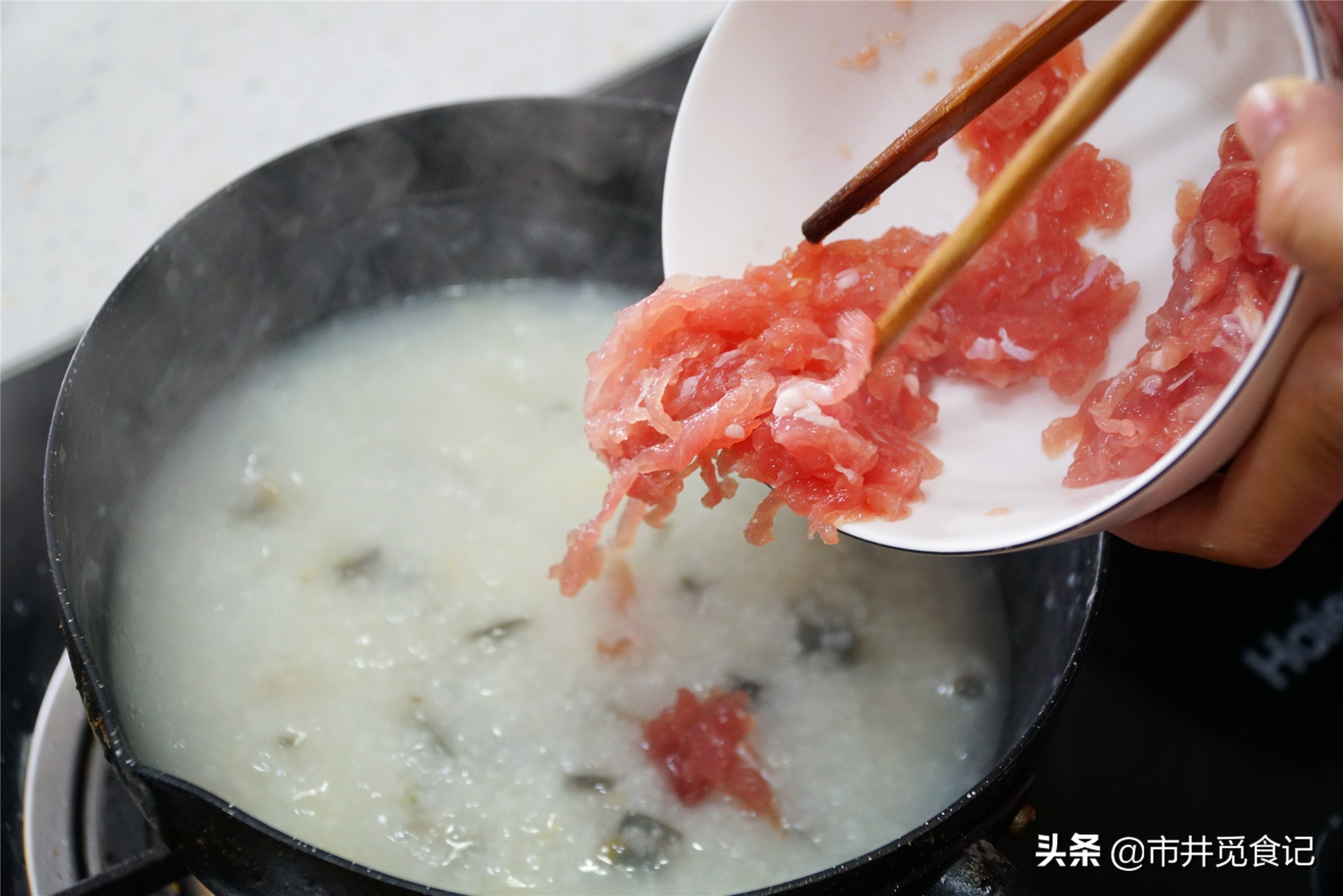 皮蛋瘦肉粥，早餐店用了十几年的老做法，早学早会，不腥香的很