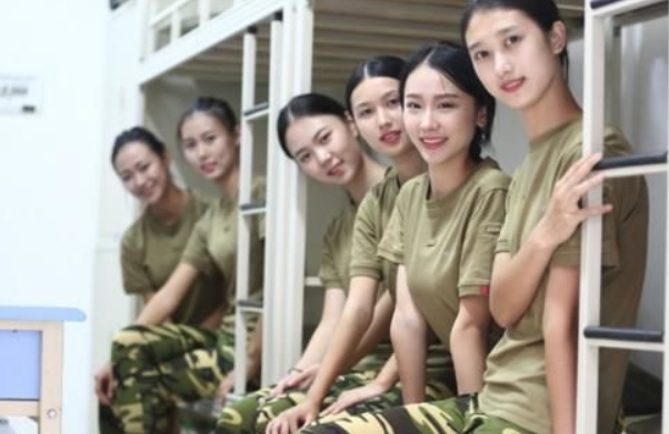 当代大学生在校现状，男同学扎堆在寝室打游戏，也不联系女生