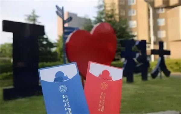 被录取通知书丑哭了是什么体验，复旦大学：红红火火恍恍惚惚