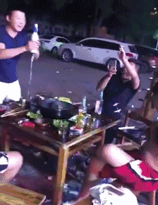 今天和朋友一起去爬山，下山就变成这样了，回家怎么跟老公解释？