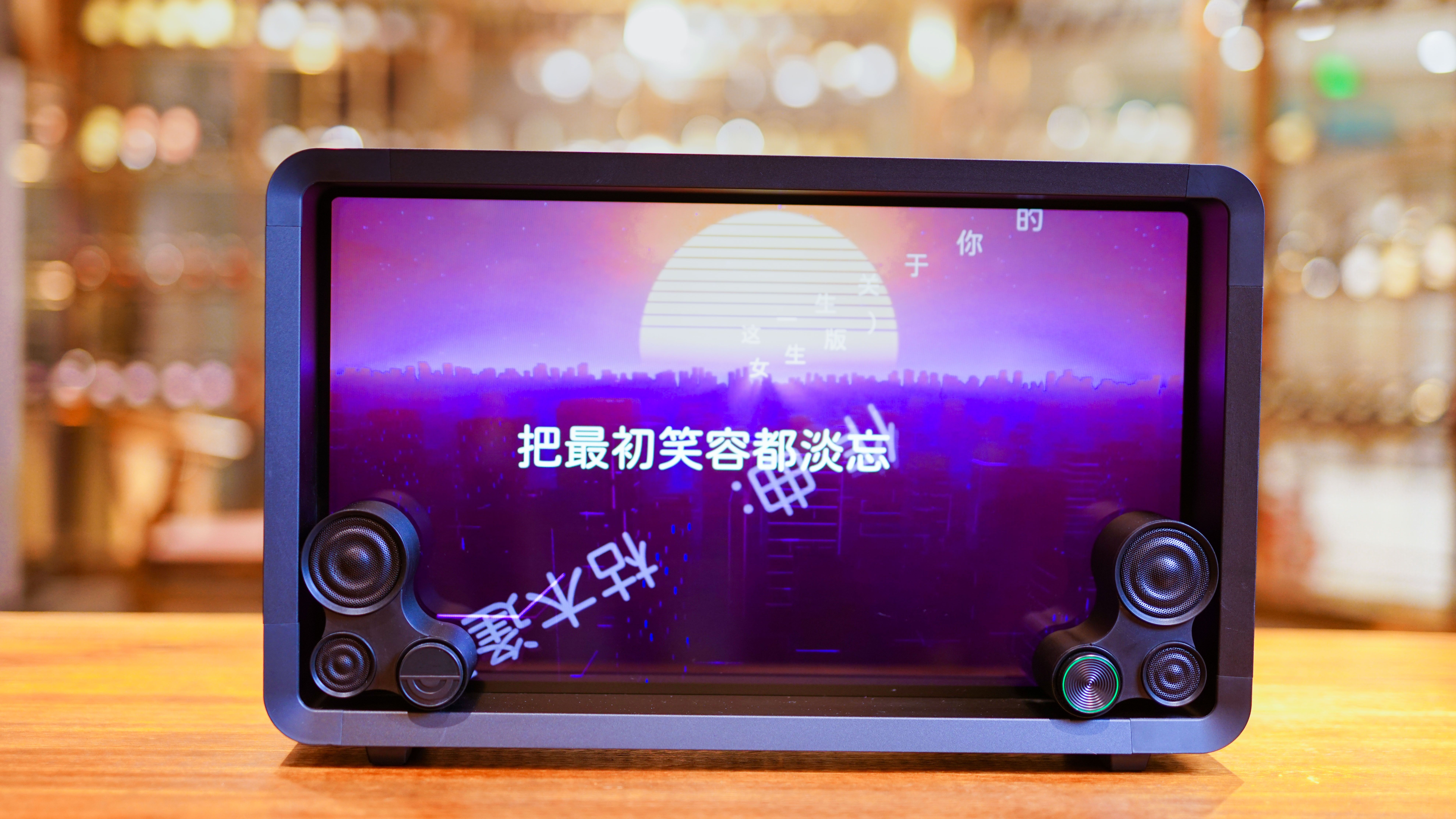 世间最靓神器，Lyiew 悬浮歌词蓝牙音箱，演绎别样的音乐视听盛宴