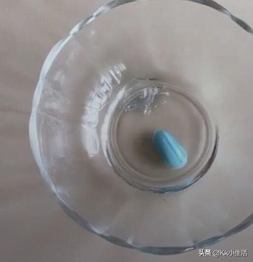 白色衣服不小心画上笔印、笔墨怎么洗干净，大家可以试试这个方法
