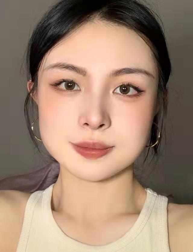 方脸适合什么发型？这几种发型显脸小还减龄