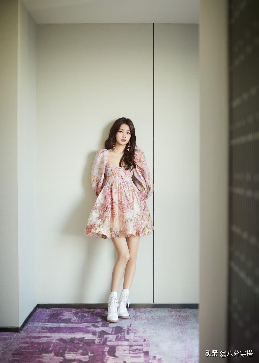 穿粉色碎花连衣裙可爱俏皮(穿粉色碎花连衣裙可爱俏皮女生)