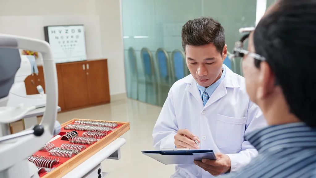 从小戴眼镜，但给你验光配镜的人有90%不合格