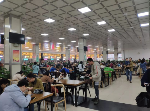 大学“阴间食堂”走红，用餐环境有点阴森，胆小的学生不敢去吃饭