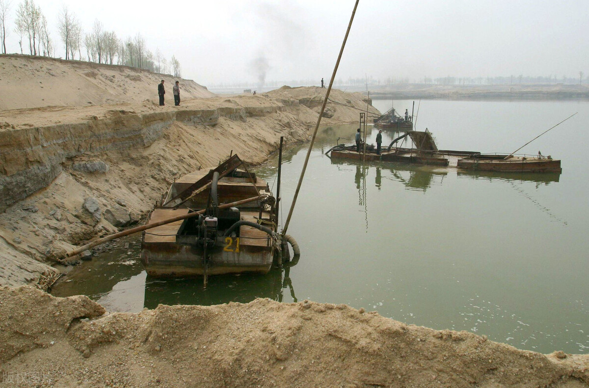 在早期,主要的采砂方式以人工采挖为主,无论是采砂量还是开采深度都很