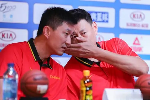 吴前为什么落选男篮世界杯(吴前三分0%！CBA里的MVP，到了国际赛场，为何如此低迷？)