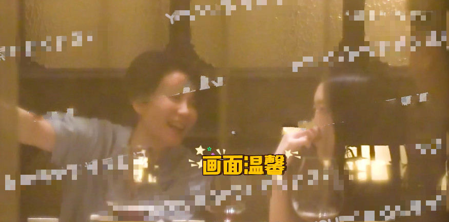 15岁李嫣与闺蜜聚会，穿短裤背心大秀好身材，疑穿辱华品牌引争议