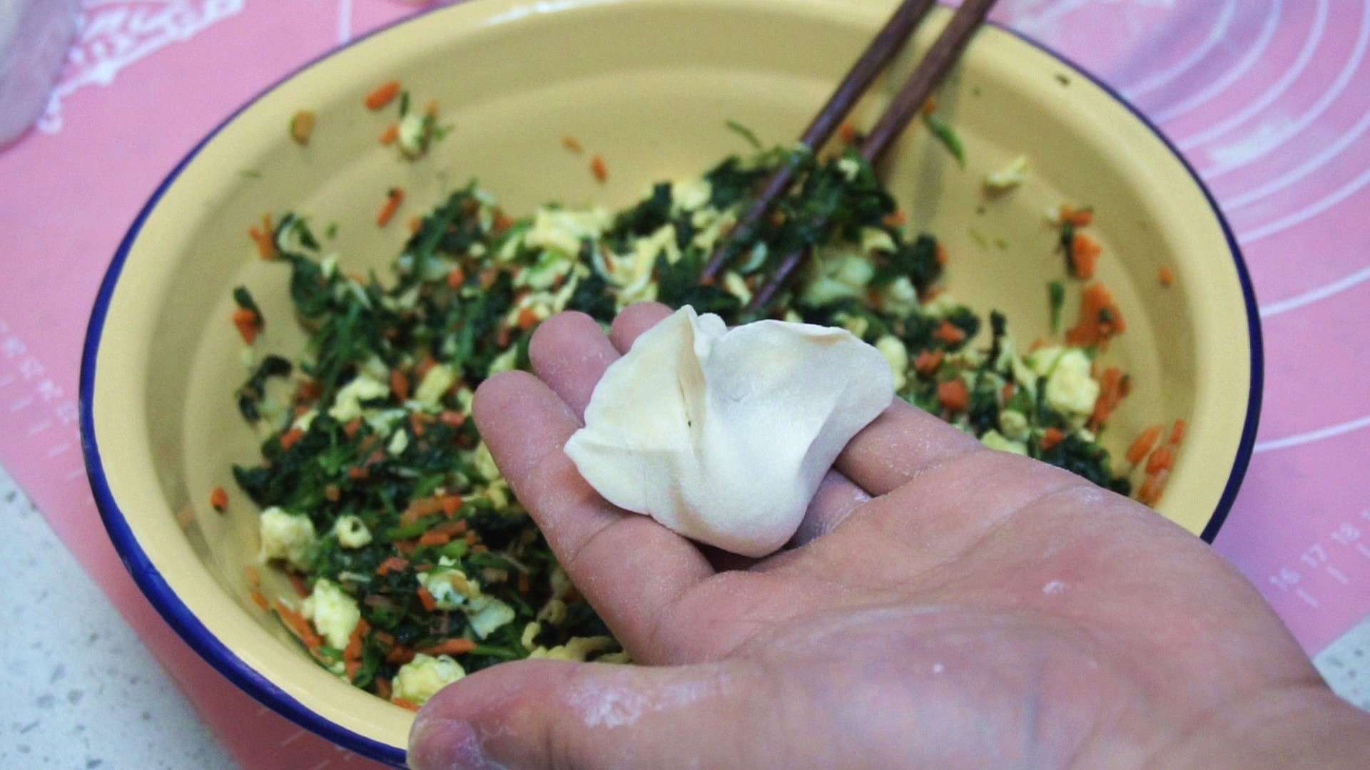 菠菜馅的饺子怎么调馅（教你做又鲜又香的菠菜馅饺子）