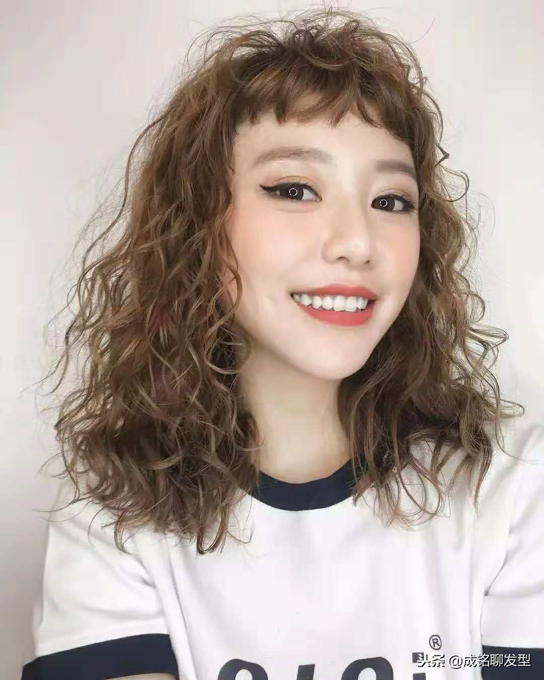 发量少的女生长卷发难打理，发型师教你一招，让你彻底告别细软趴