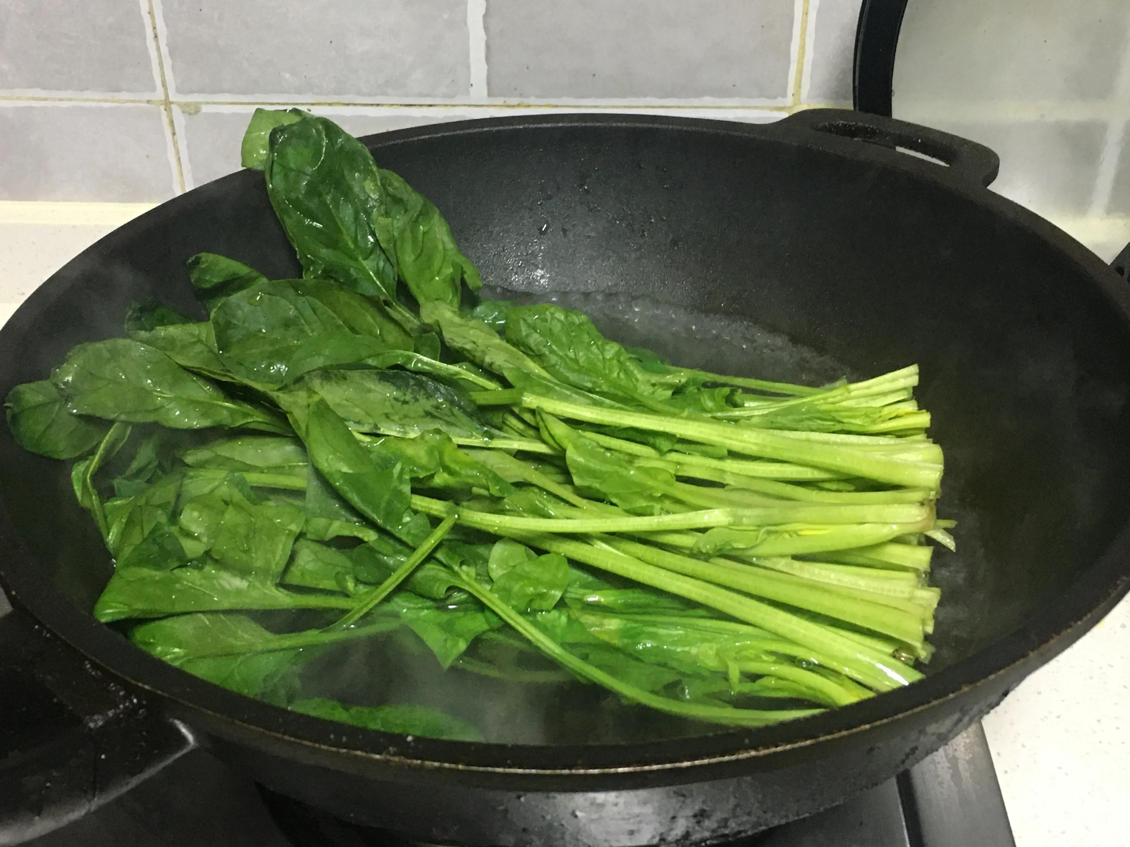 菠菜到底焯水多久才对(菠菜焯水几分钟) - 情书号
