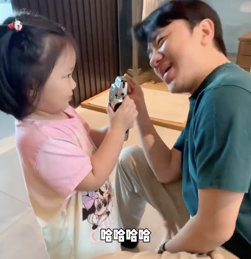 王祖蓝晒女儿帮剃胡须，Gabby却分心对镜摆拍，古灵精怪像爸爸