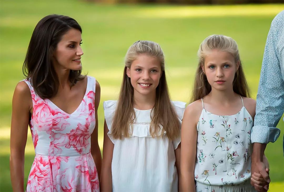 西班牙王室官宣夏日全家福，国王帅王后美，公主独根麻花辫更撩人