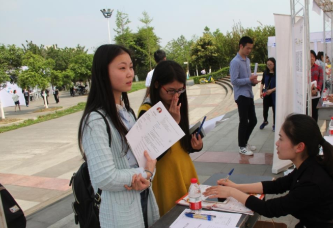 大学生毕业后，辅导员劝签“三方协议”，聪明的人会这样做