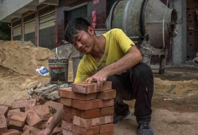 贫困少年高考713分，收到清华的录取通知书时，与母亲在工地搬砖