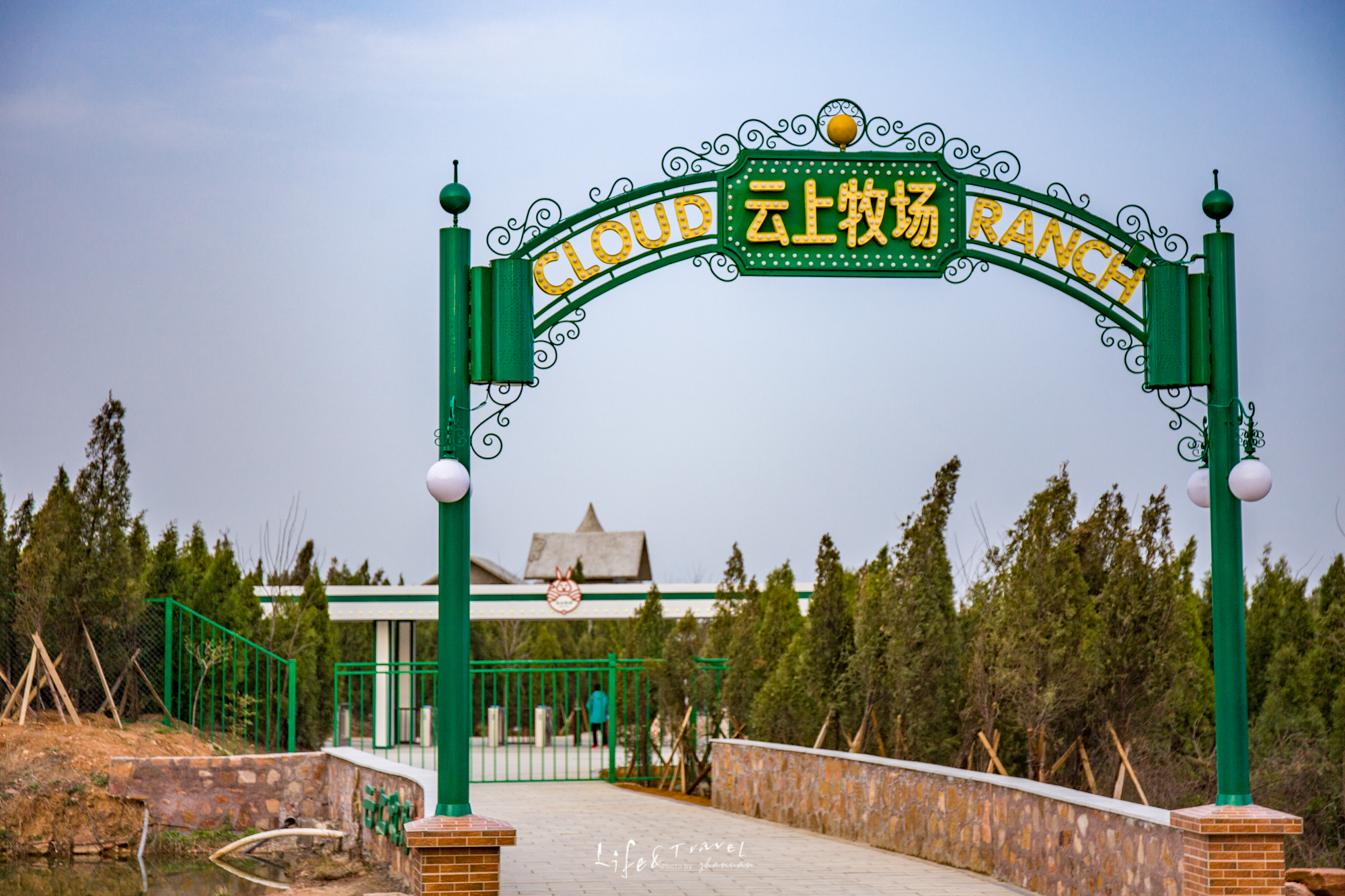 郑州横跨5个县市的山，有世界最长高空玻璃环廊中原首个山顶牧场