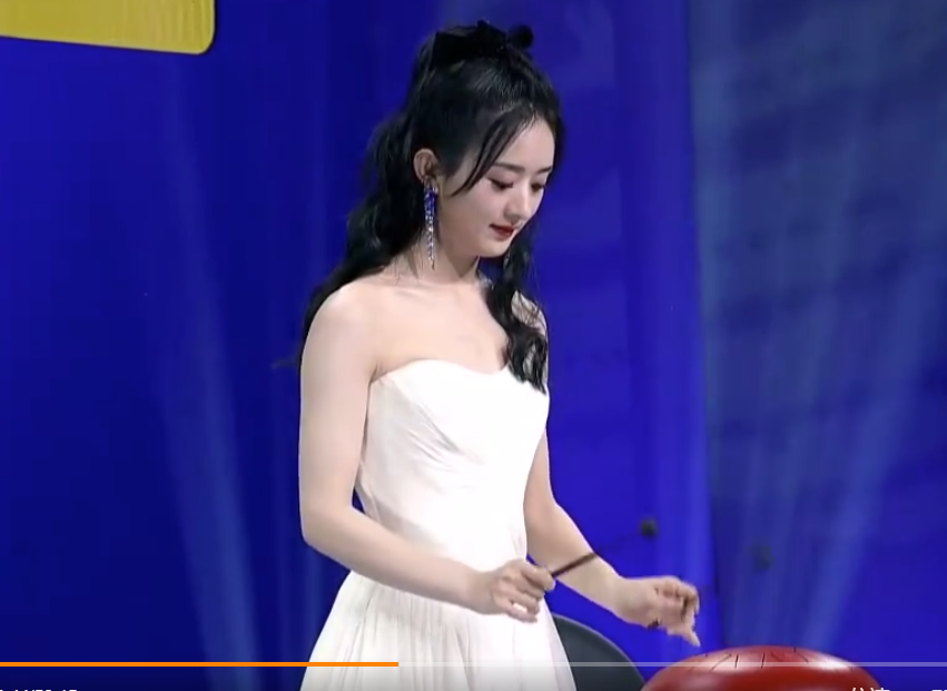 赵丽颖活动上收到粉丝信，现场读信泪汪汪，肉嘟嘟脸颊成焦点