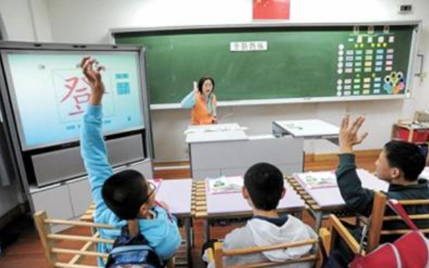 拉丁舞老师“魔性教学”火了，激情澎湃欢乐多，宝爸抢着接送孩子