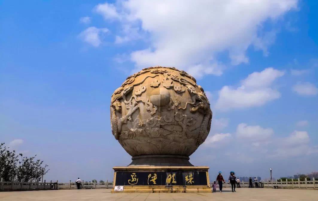 防城港-边陲明珠位于防城港的明珠广场,珠高12.88米,直径8.