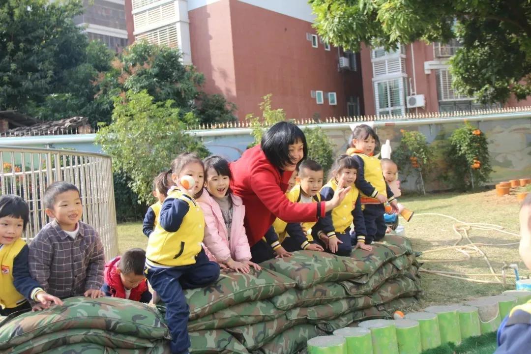 为什么足球比赛开始要带小孩(少年中国｜足球之乡示范“从娃娃抓起”：幼儿足球的小游戏和大道理)