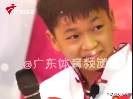 萌化了!全红婵被学霸提问一脸娇羞,小心翼翼试麦提高音量:啊啊啊