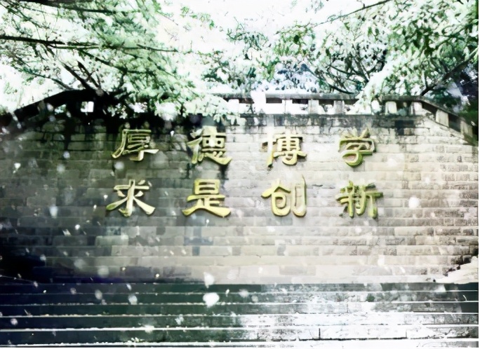 占地2390余亩，重庆这所大学美到被央视新闻