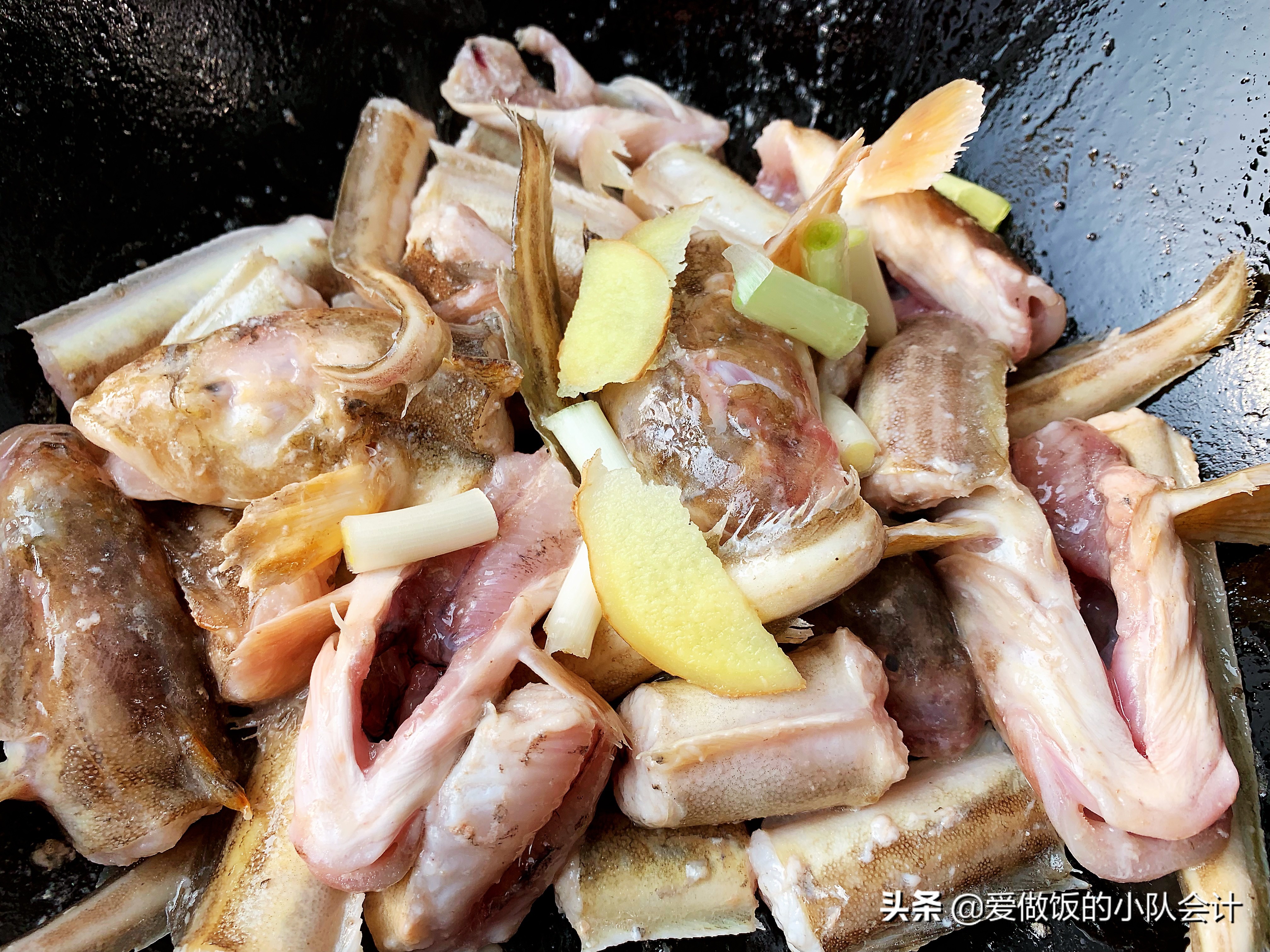 鲇鱼炖豆腐怎么做才好吃？牢记2点，鱼肉鲜嫩不腥，豆腐咸鲜入味
