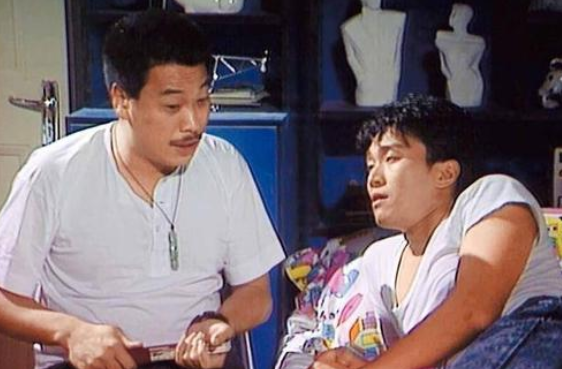 老友去世，痛失挚爱，被圈内人炮轰，周星驰“叛众亲离”的一生