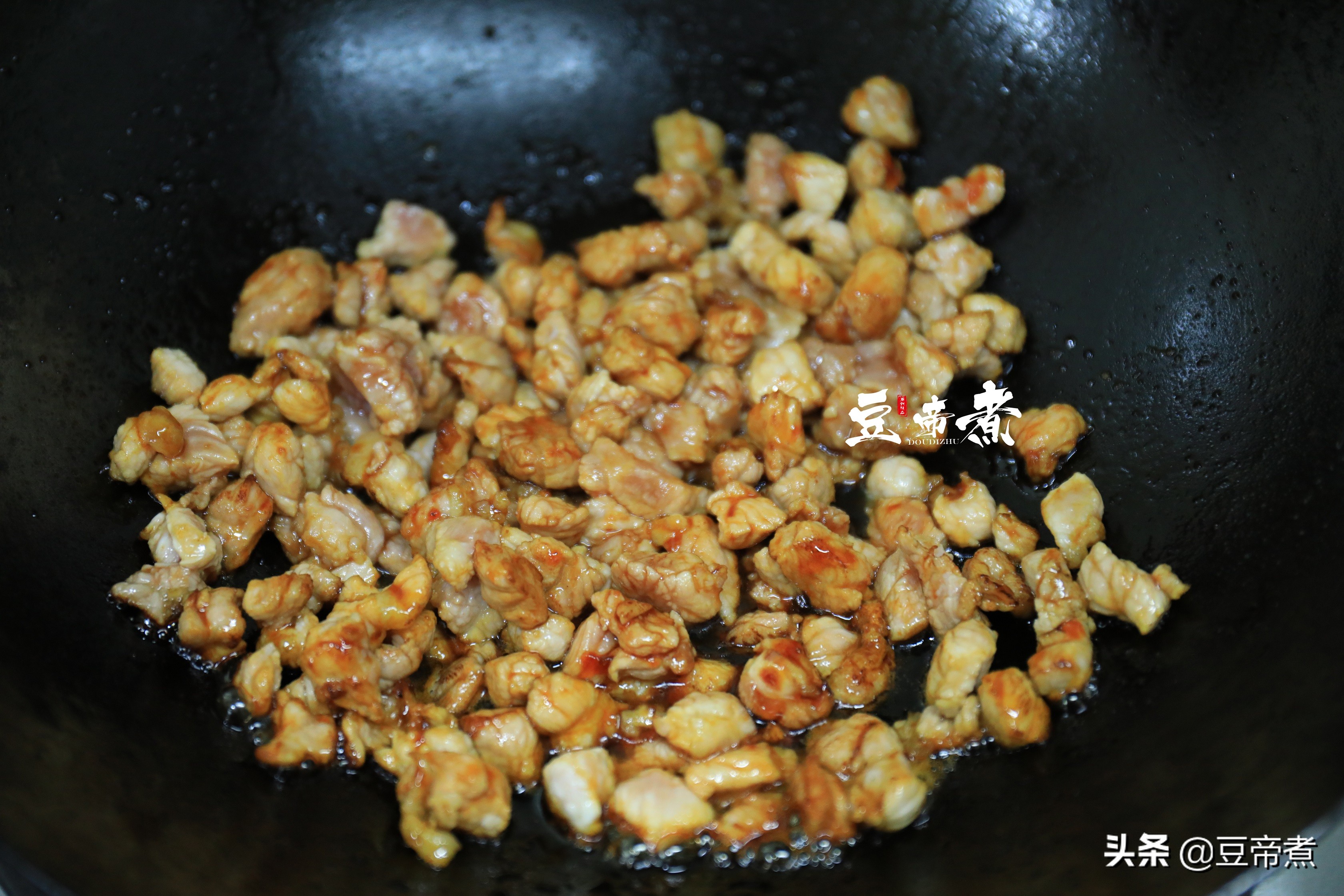 老妈做的小家常，勺一匙拌饭实在好吃，做法简单推荐你也试试