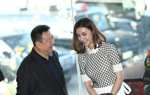 然而这之后他们两人开始分居,邬靖靖也再没出现在尤小刚的作品中.